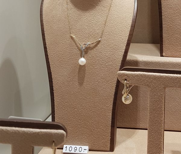 Perła niskiej jakości w markowej biżuterii